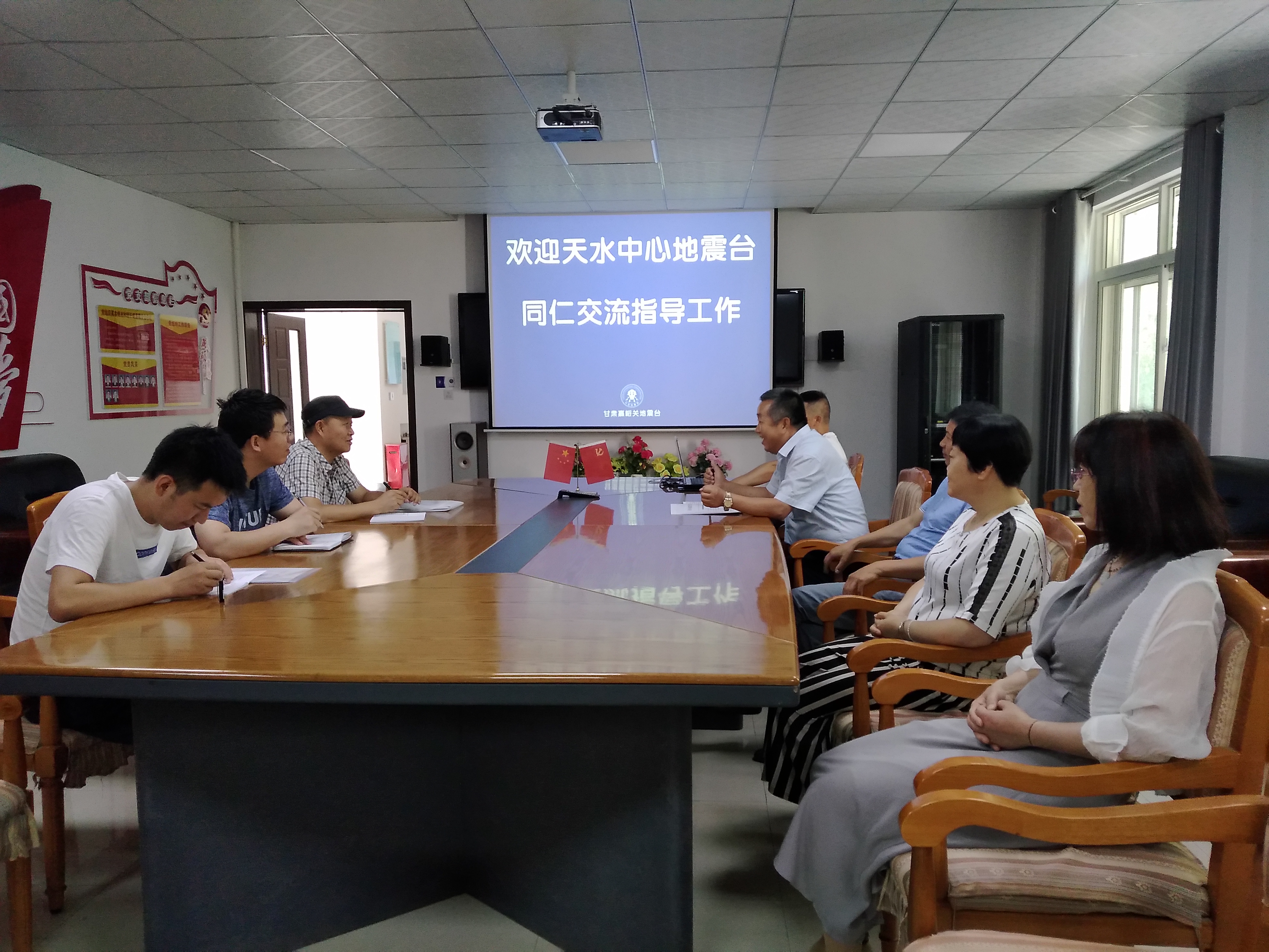 天水中心地震台一行到嘉峪关中心地震台调研.jpg 天水中心地震台一行到嘉峪关中心地震台调研.jpg